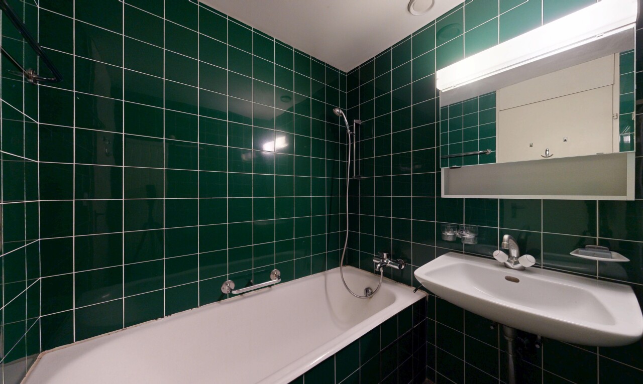 bad mit spiegel, fliesenwand, tile wall, komplettes badezimmer, und kombiniertes bad / dusche