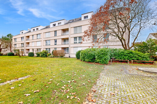 extérieur du bâtiment avec apartment complex view, vue sur le complexe d'appartements, day time, et from community