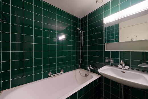 bad mit spiegel, fliesenwand, tile wall, komplettes badezimmer, und kombiniertes bad / dusche