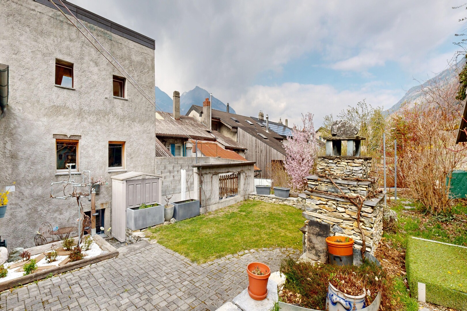 außenansicht mit from property, zaun, stuckverkleidung, rasen, und day time