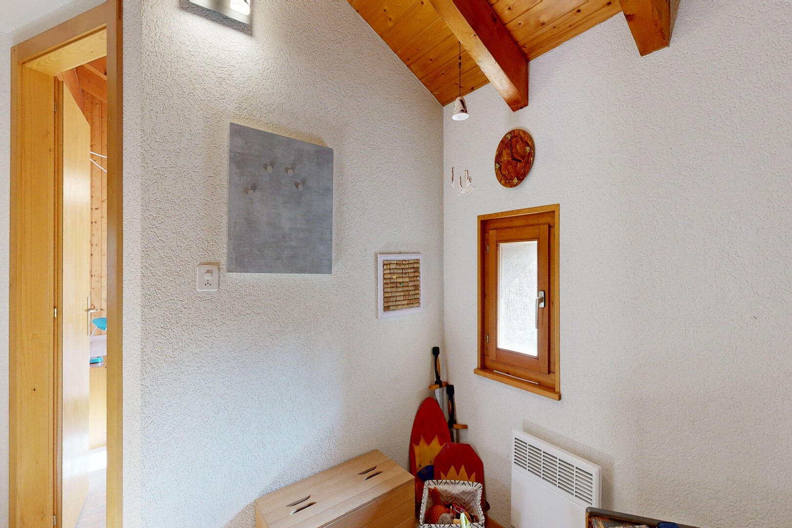 zimmer / schlafzimmer mit beamed ceiling, balkendecke, vaulted ceiling, dachschräge, und wood ceiling
