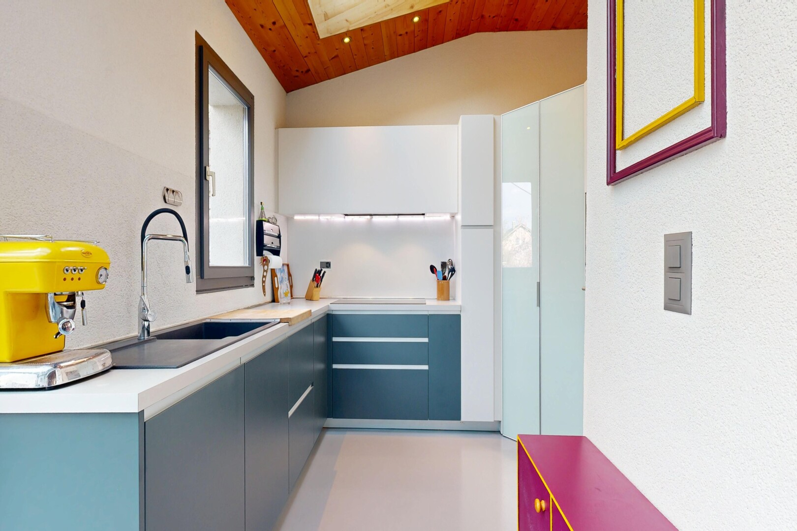 küche mit dachfenster, light floor, vaulted ceiling, dachschräge, und inside property