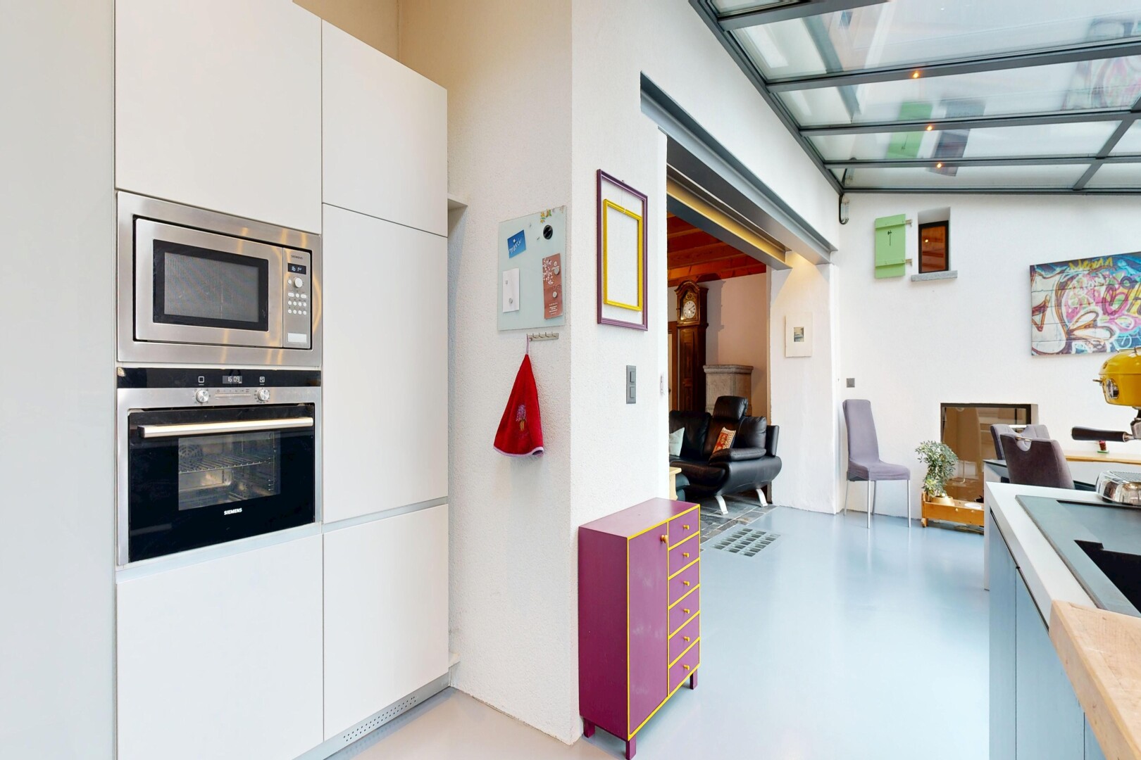 küche mit ofen, gipskartonwand, drywall, inside property, und mikrowelle