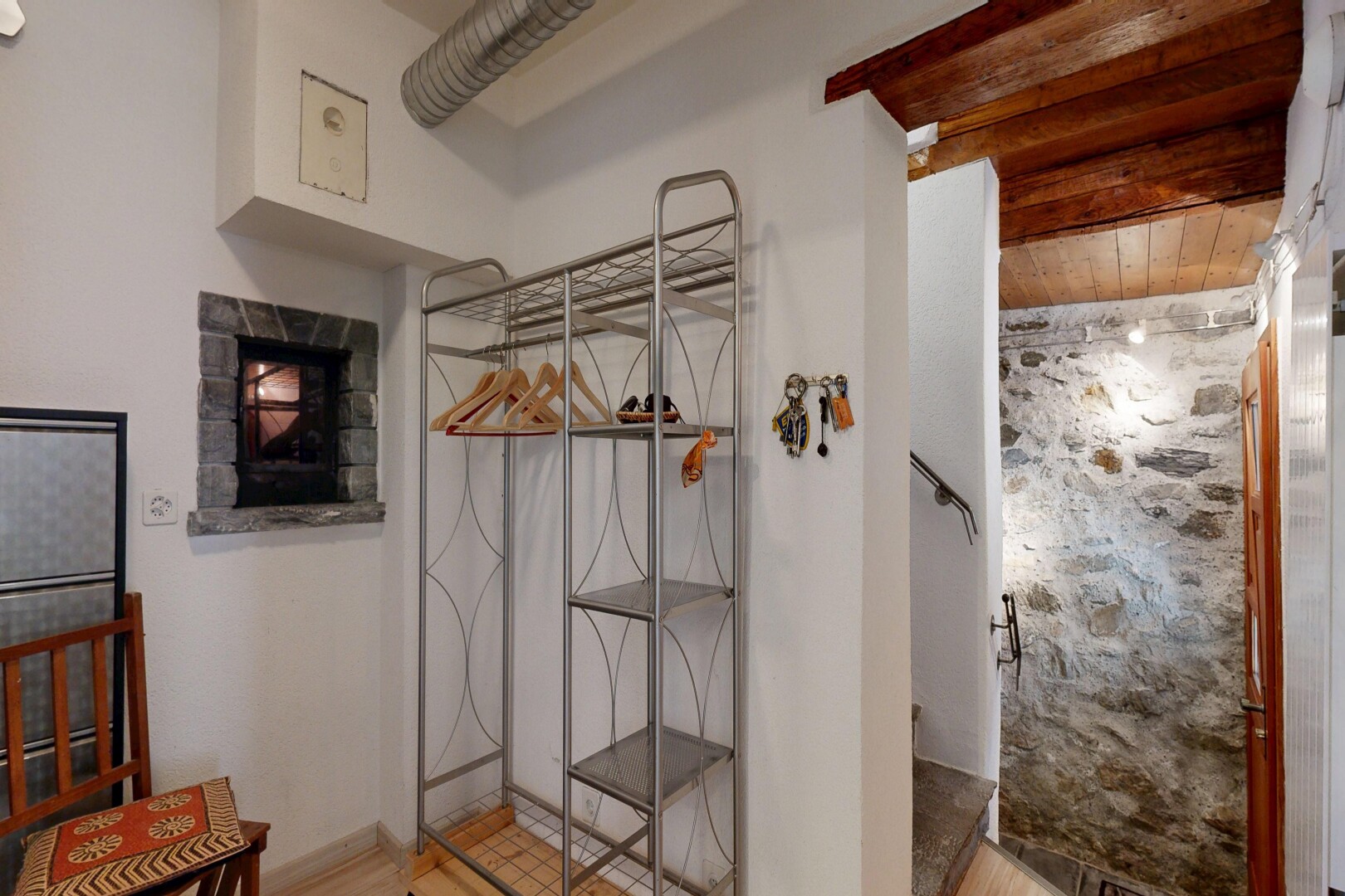 zimmer / schlafzimmer mit gipskartonwand, drywall, inside property, holzdecke, und wood ceiling