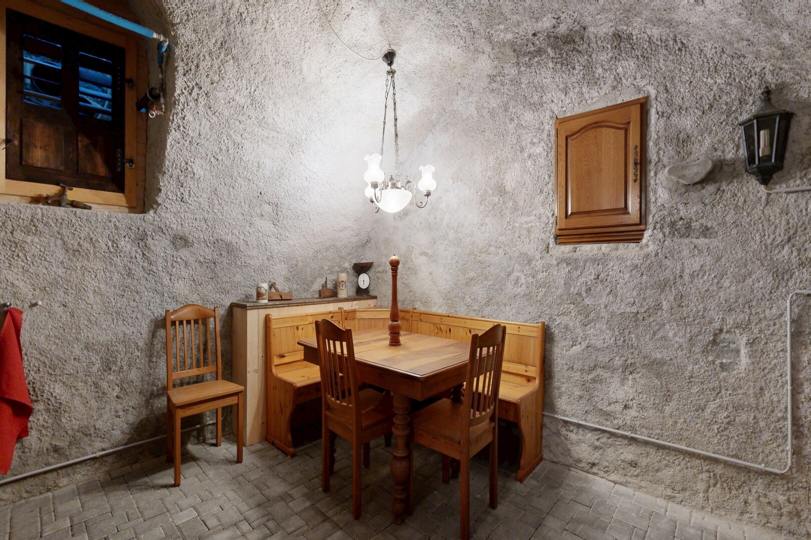 esszimmer mit bemerkenswerter kronleuchter und inside property