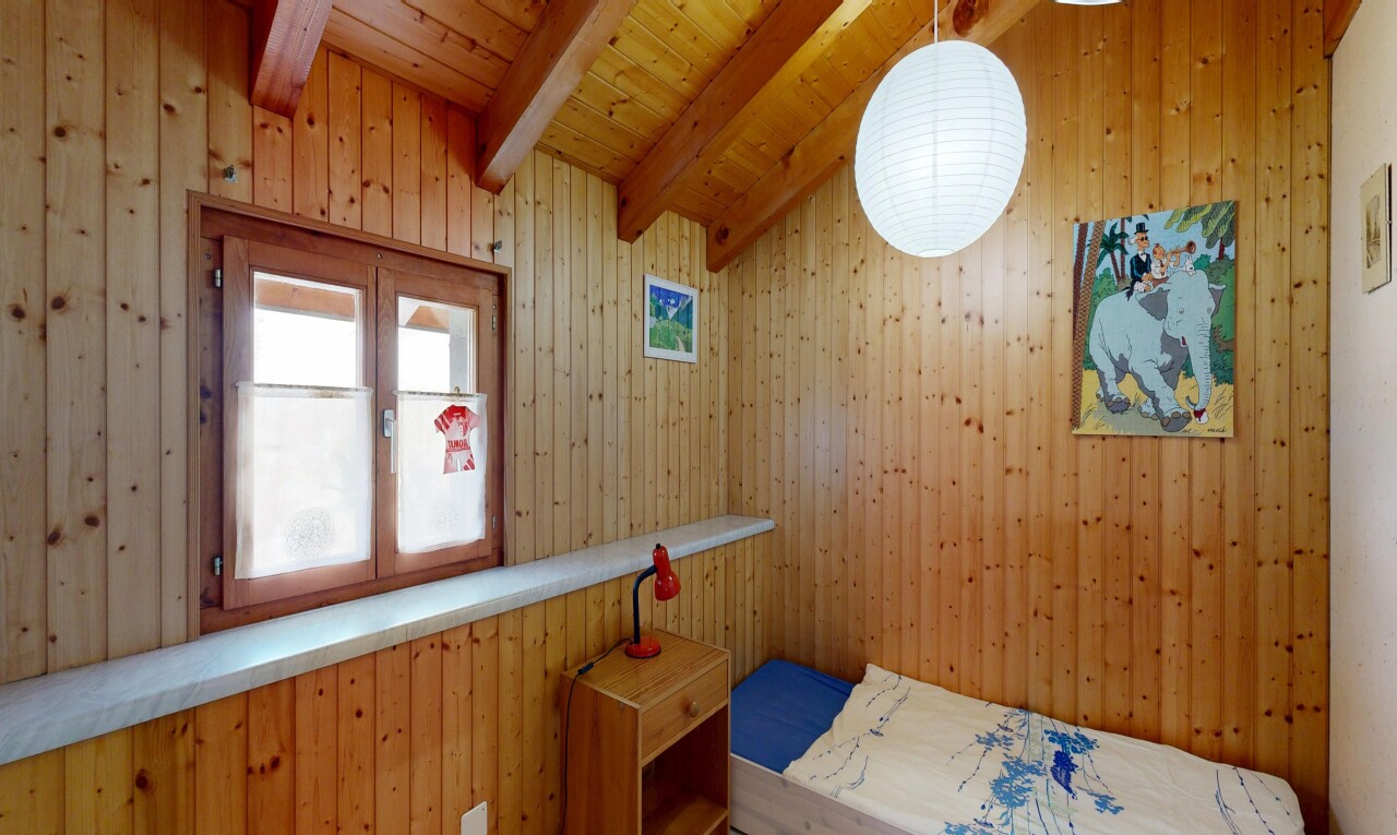 zimmer / schlafzimmer mit balkendecke, beamed ceiling, inside property, holzwand, und wood wall