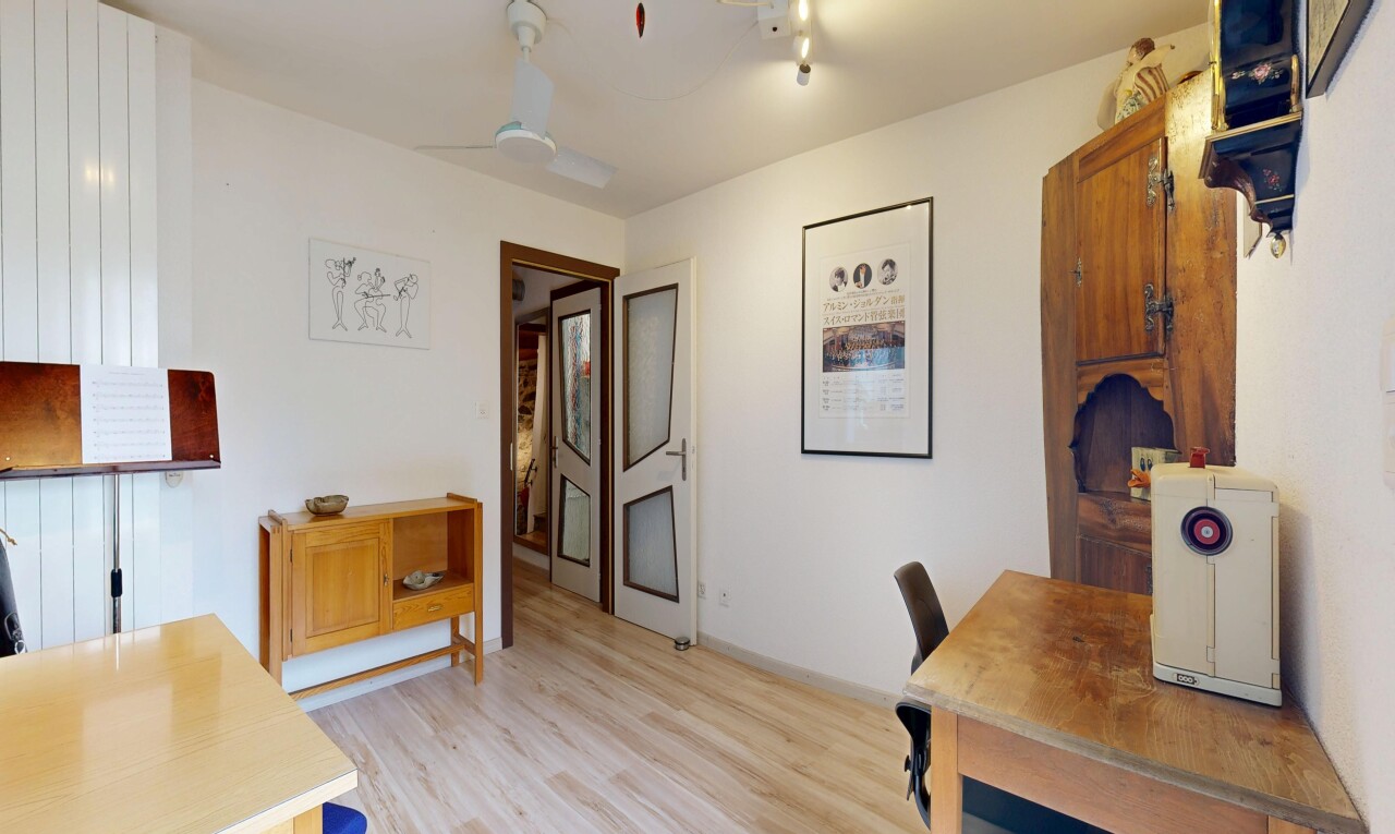 esszimmer mit inside property, holzfußboden, wood finish floor, light floor, und gipskartonwand