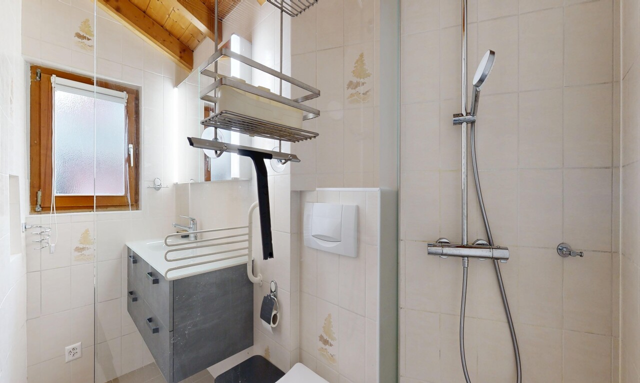 bad mit fliesenwand, tile wall, schminktisch, inside property, und komplettes badezimmer