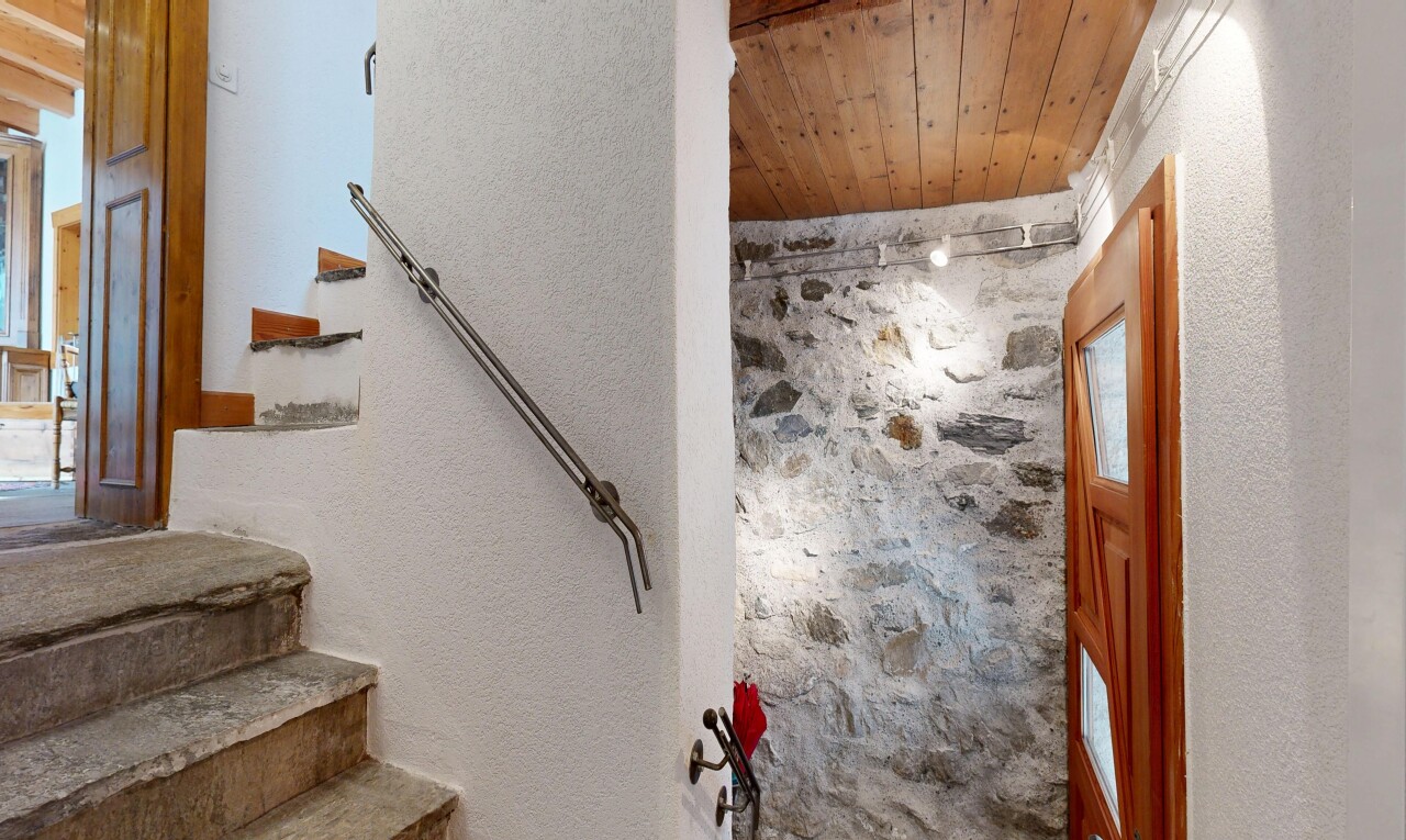 treppe mit strukturierte wand, textured wall, holzdecke, wood ceiling, und treppen
