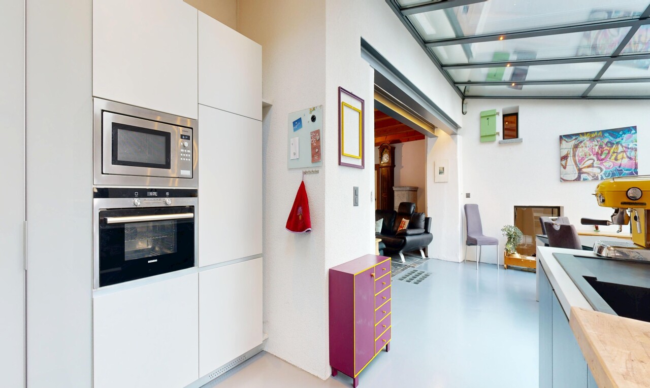 küche mit ofen, gipskartonwand, drywall, inside property, und mikrowelle