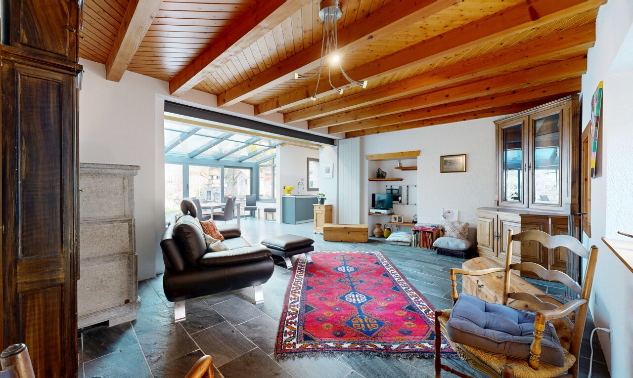 wohnzimmer mit inside property, gipskartonwand, drywall, balkendecke, und beamed ceiling