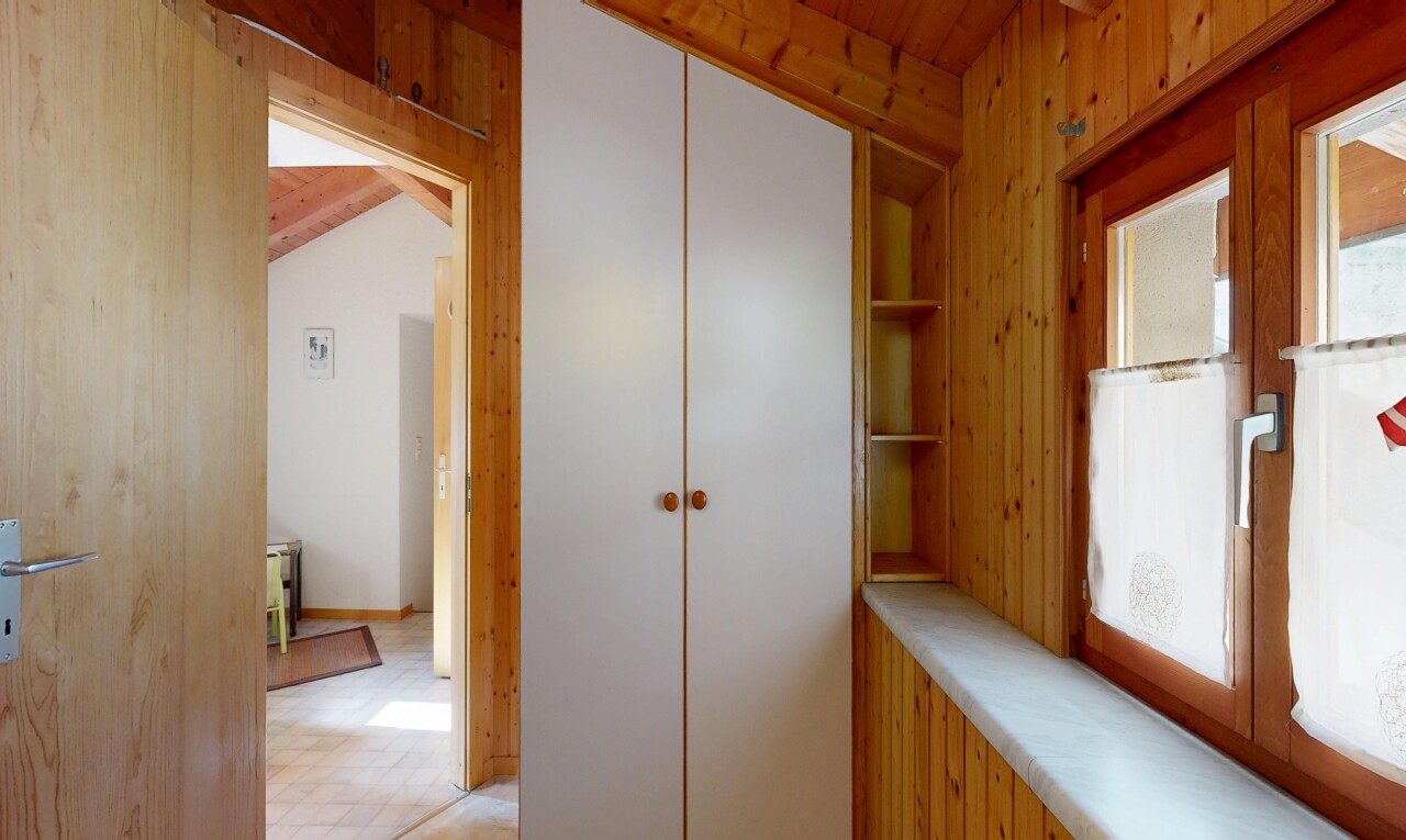 zimmer / schlafzimmer mit inside property, holzwand, wood wall, holzdecke, und wood ceiling