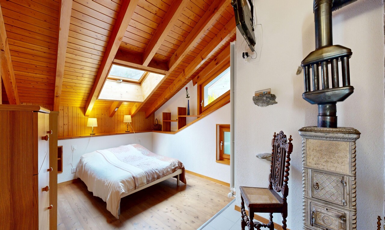 zimmer / schlafzimmer mit balkendecke, beamed ceiling, dachfenster, inside property, und dachschräge