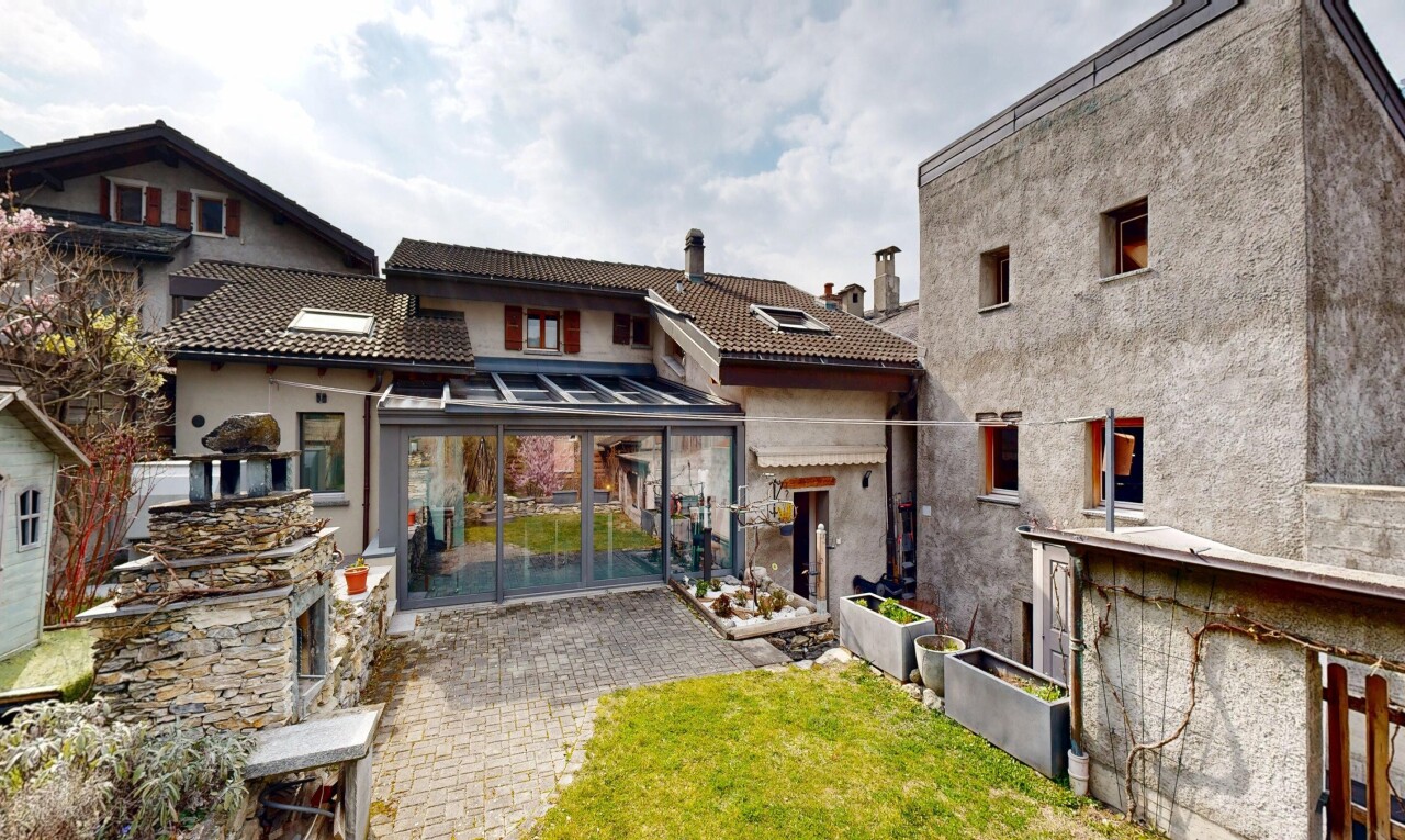 außenansicht mit property visible, stuckverkleidung, rasen, ziegeldach, und day time