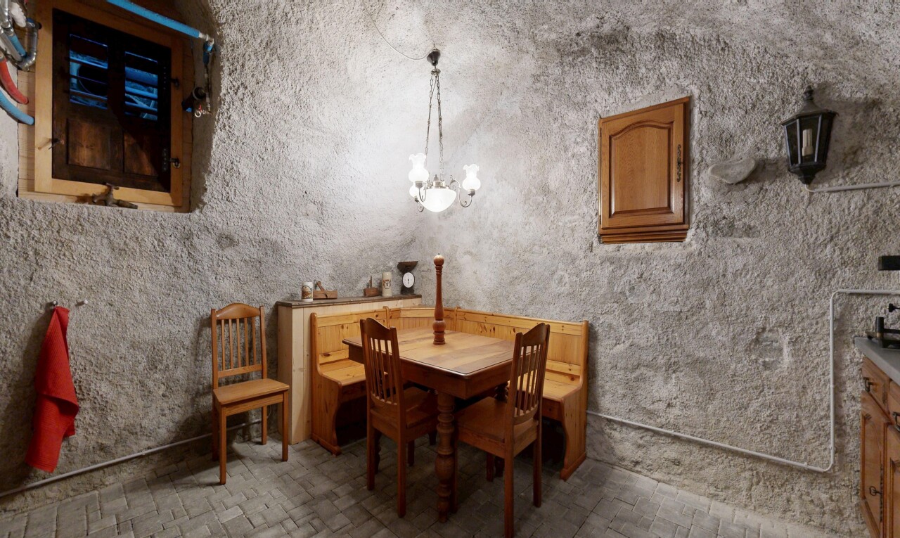 esszimmer mit bemerkenswerter kronleuchter und inside property