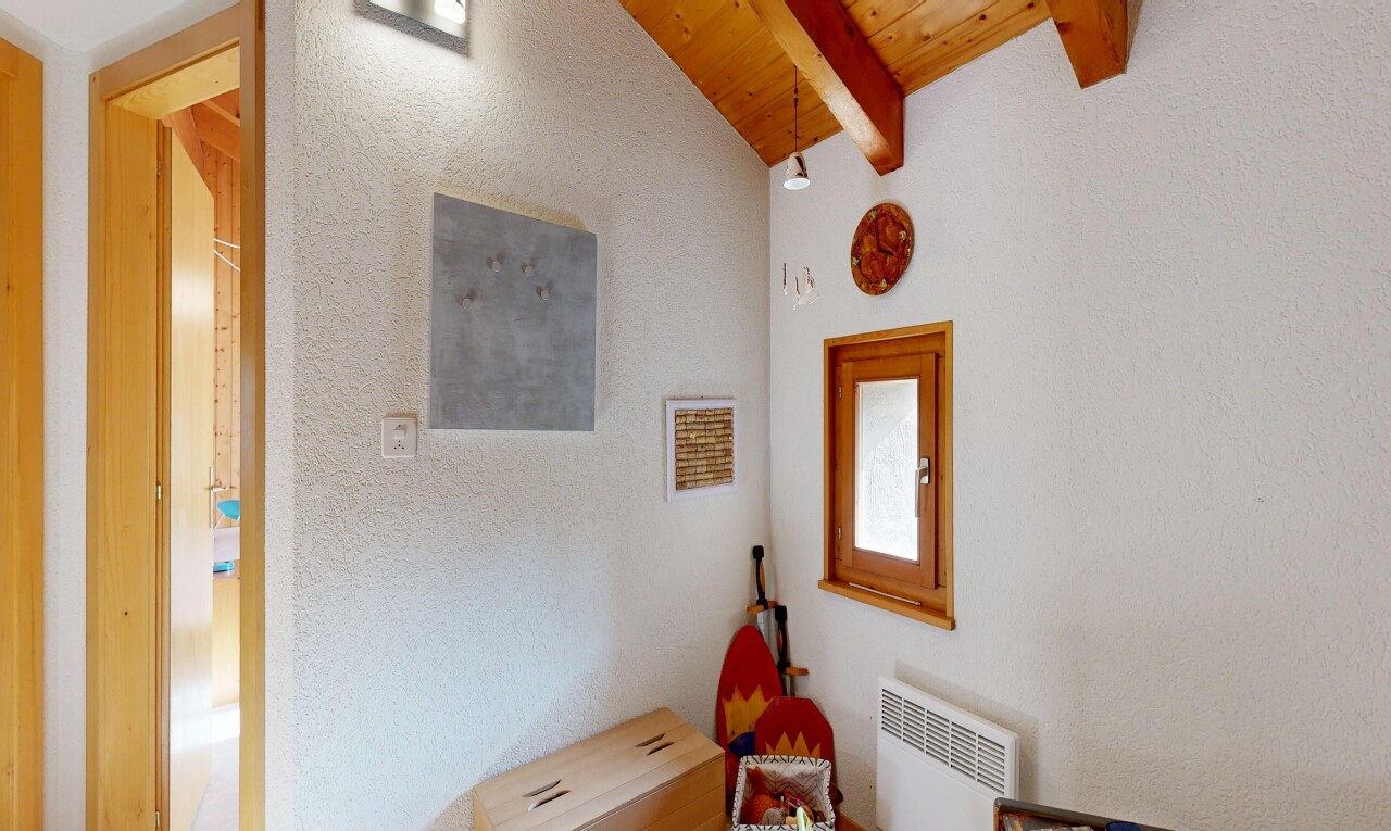 zimmer / schlafzimmer mit beamed ceiling, balkendecke, vaulted ceiling, dachschräge, und wood ceiling