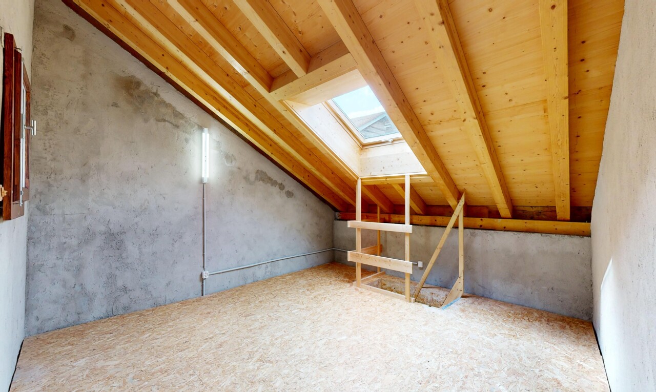 leerer raum mit low ceiling, niedrige decke, dachfenster, concrete wall, und betonmauer