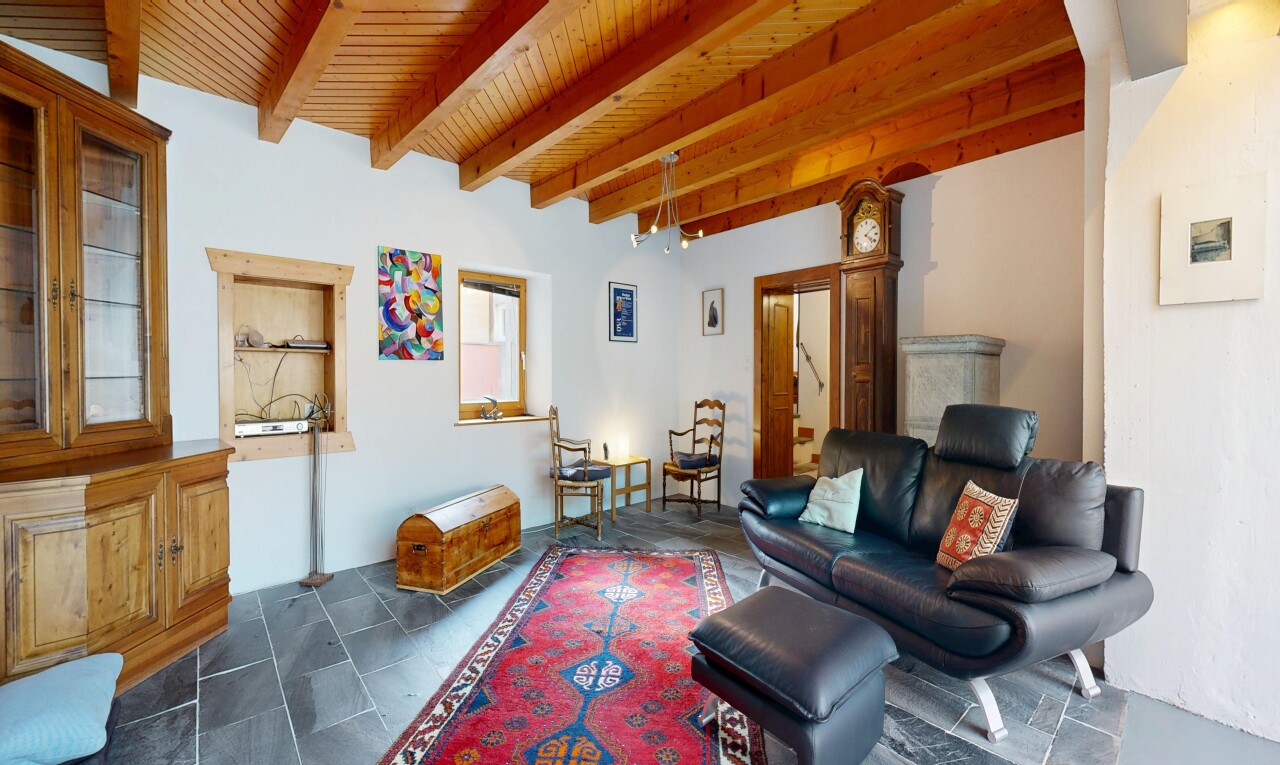 wohnzimmer mit inside community, wood ceiling, holzdecke, beamed ceiling, und balkendecke