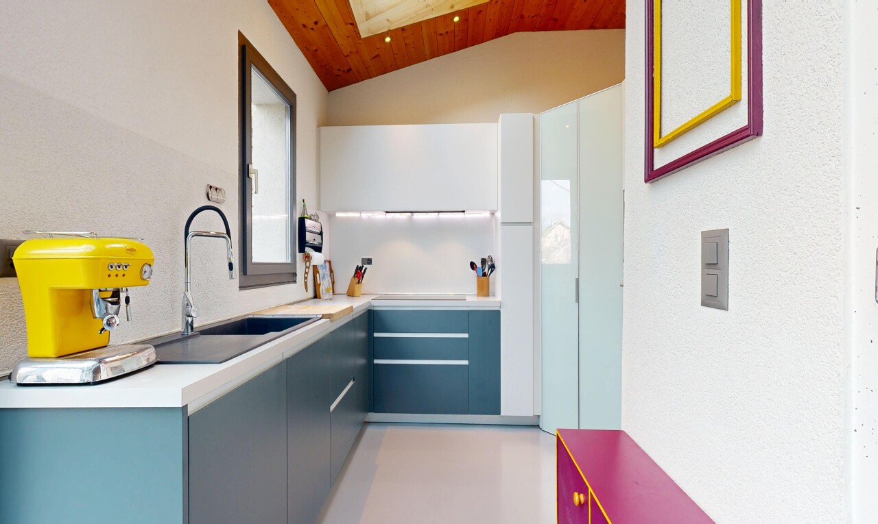 küche mit dachfenster, light floor, vaulted ceiling, dachschräge, und inside property