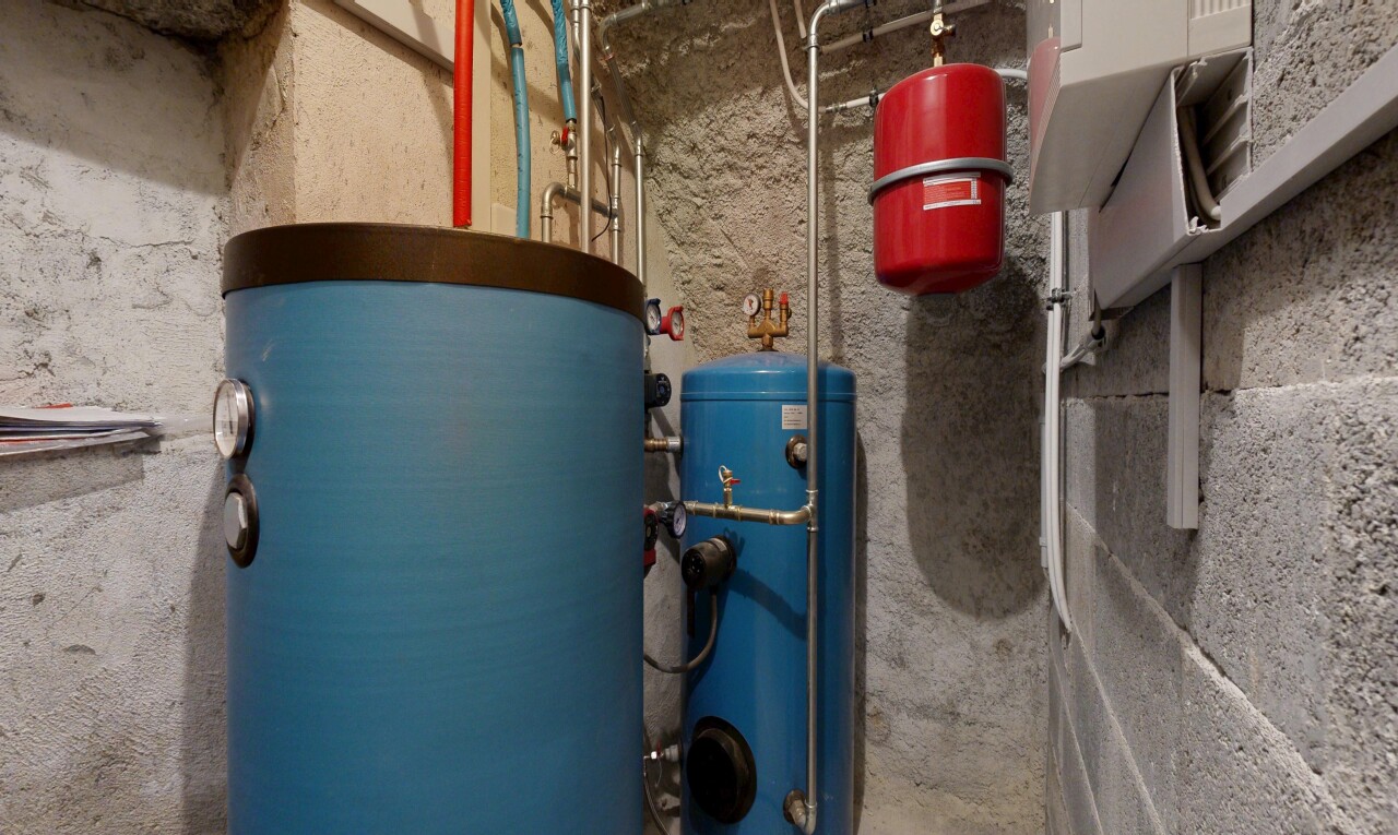 einzelheiten mit appliance, attic / basement / garage, wasser drucktank, wall / siding, und basement
