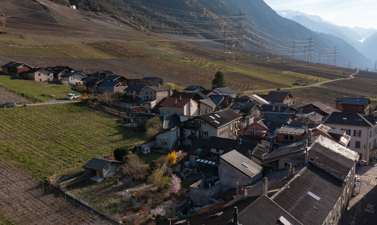blick auf die berge mit mountain view, blick auf die berge, power lines view, day time, und aerial view