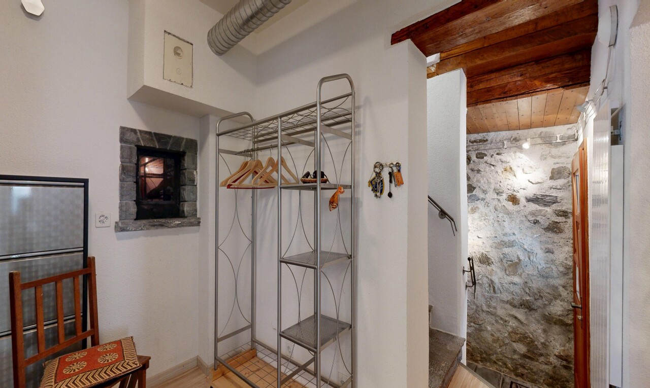 zimmer / schlafzimmer mit gipskartonwand, drywall, inside property, holzdecke, und wood ceiling