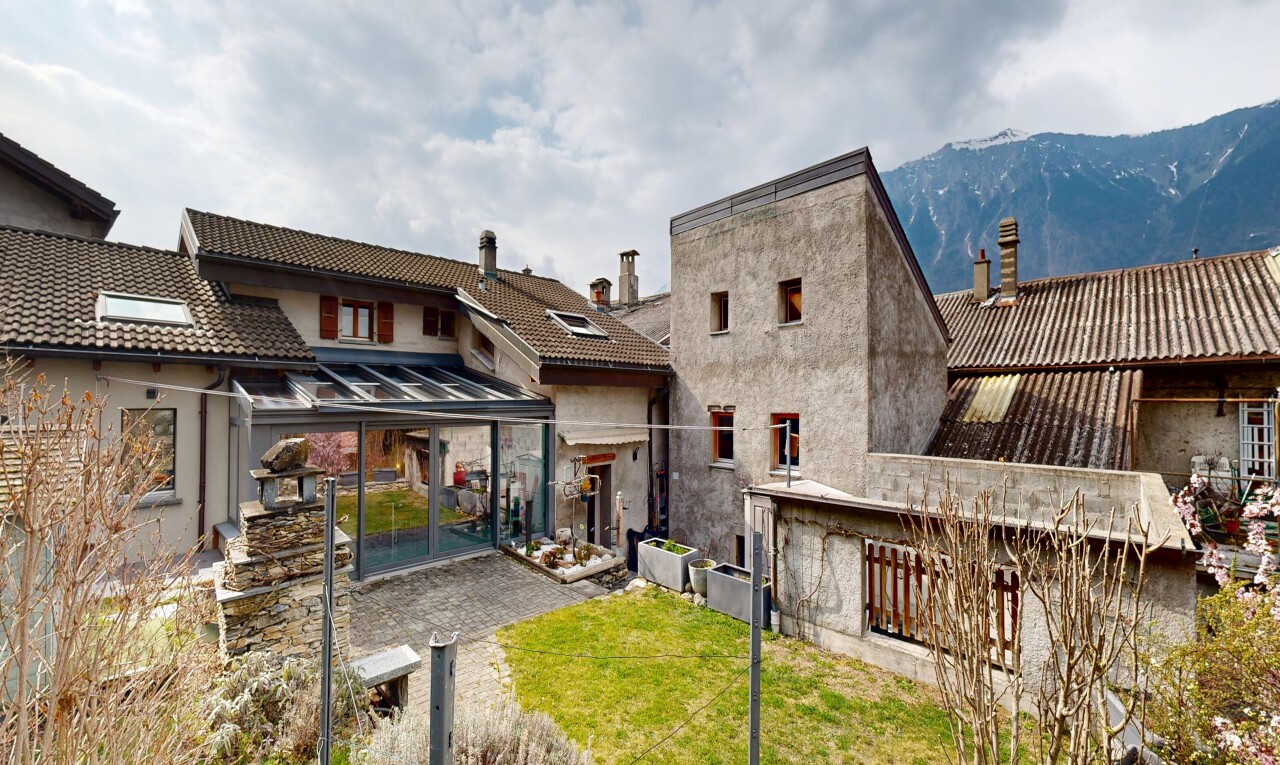 außenansicht mit property visible, rasen, und ziegeldach