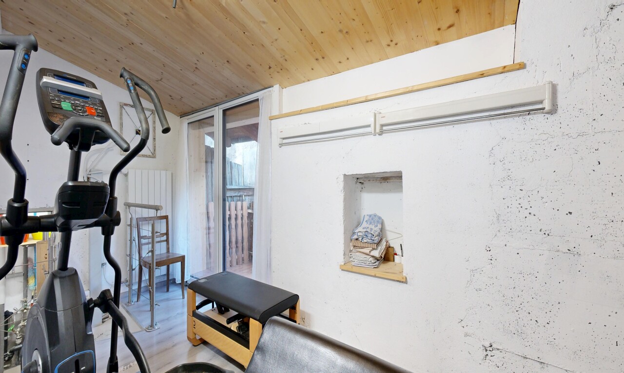 fitnessstudio mit wood ceiling, holzdecke, inside property, natural light, und natürliches licht