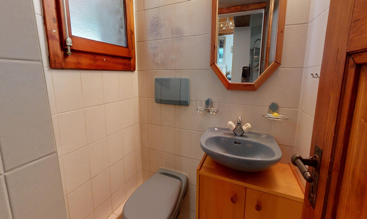 bad mit gäste-wc, spiegel, schminktisch, toilette, und tile wall