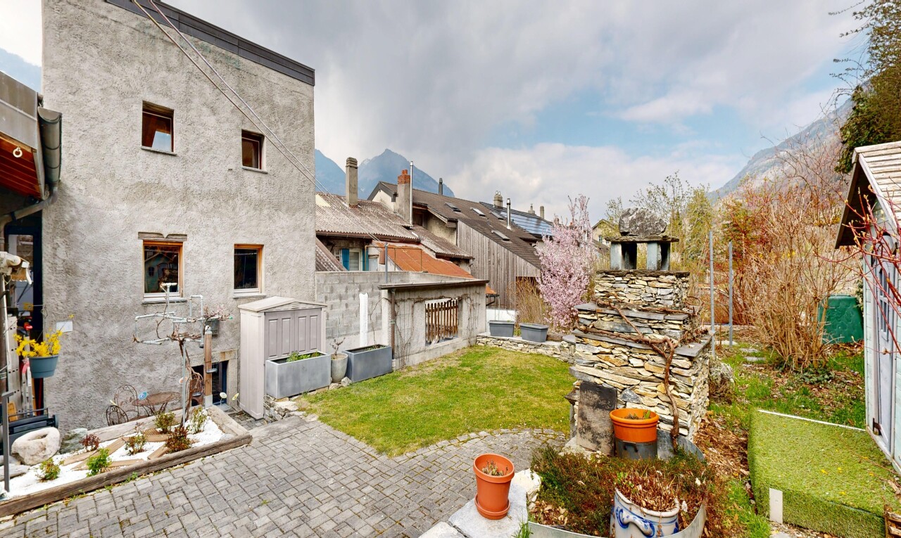 außenansicht mit from property, zaun, stuckverkleidung, rasen, und day time