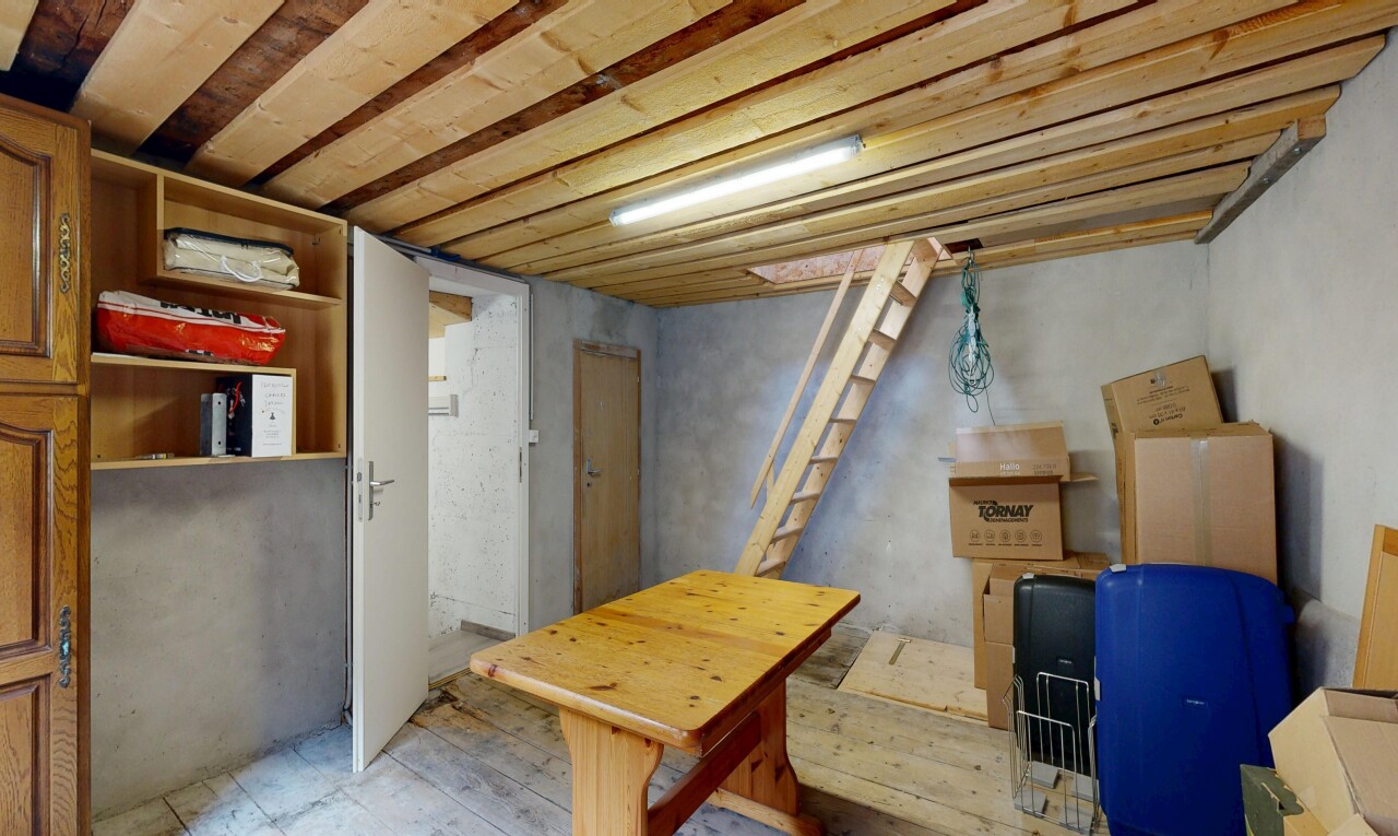 innenraum mit betonmauer, concrete wall, inside property, und treppen