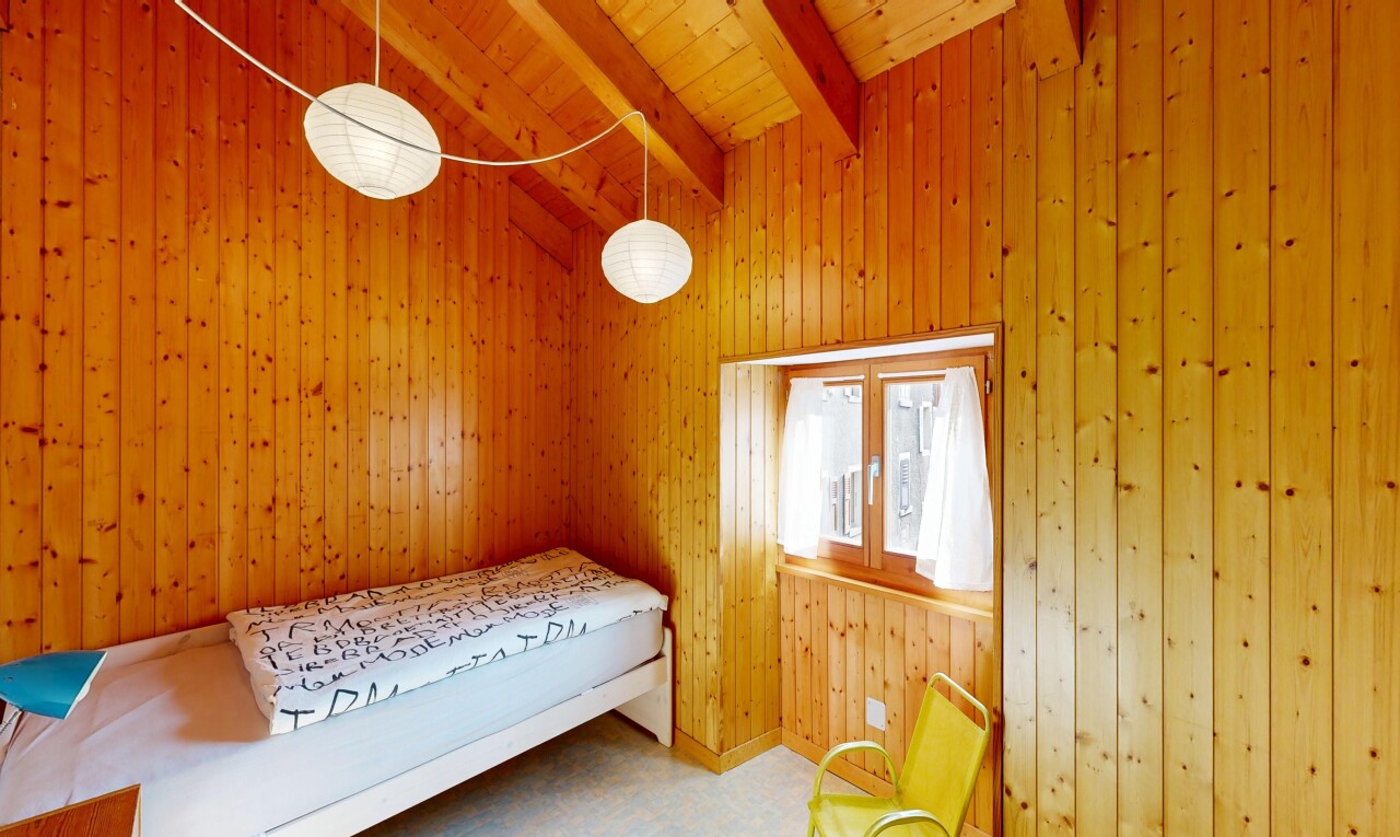 zimmer / schlafzimmer mit balkendecke, beamed ceiling, natürliches licht, natural light, und holzwand
