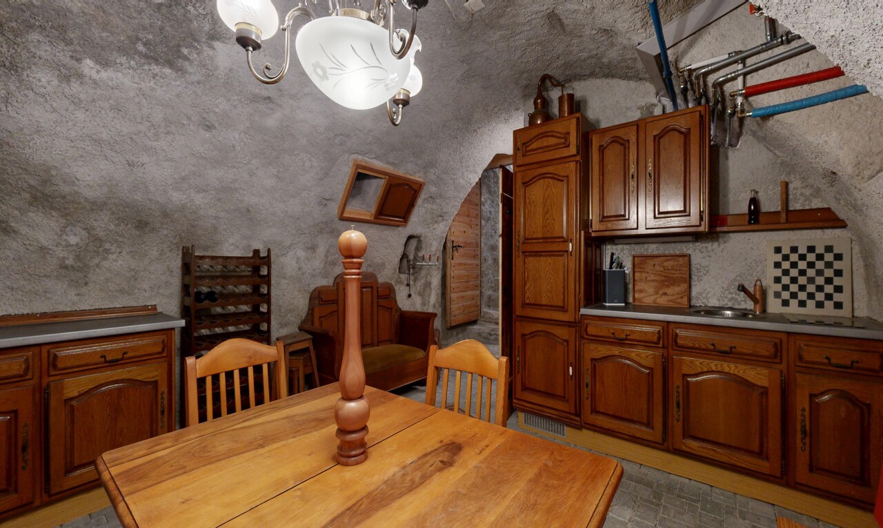 esszimmer mit inside property, waschbecken, und light floor
