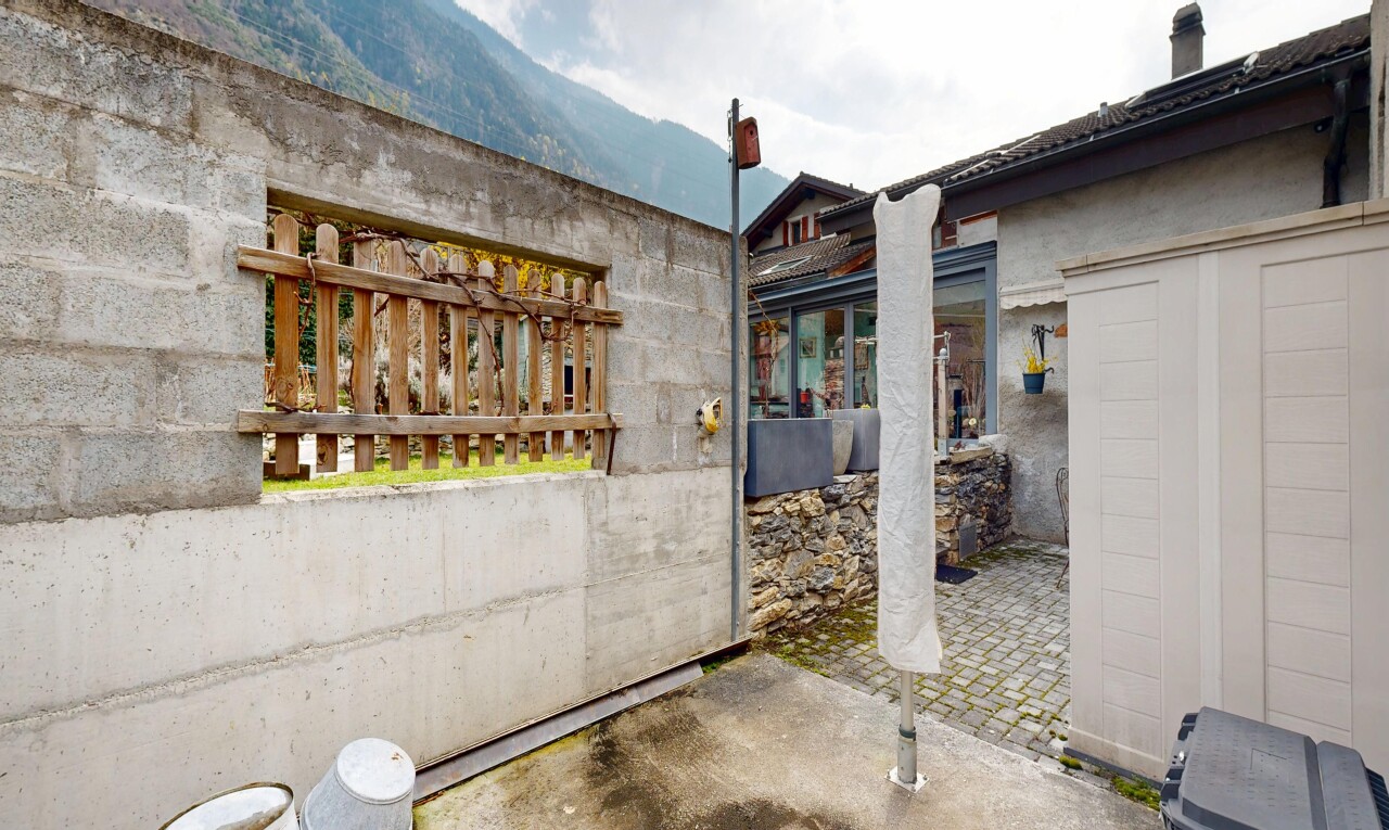 außenansicht mit property visible und terrasse