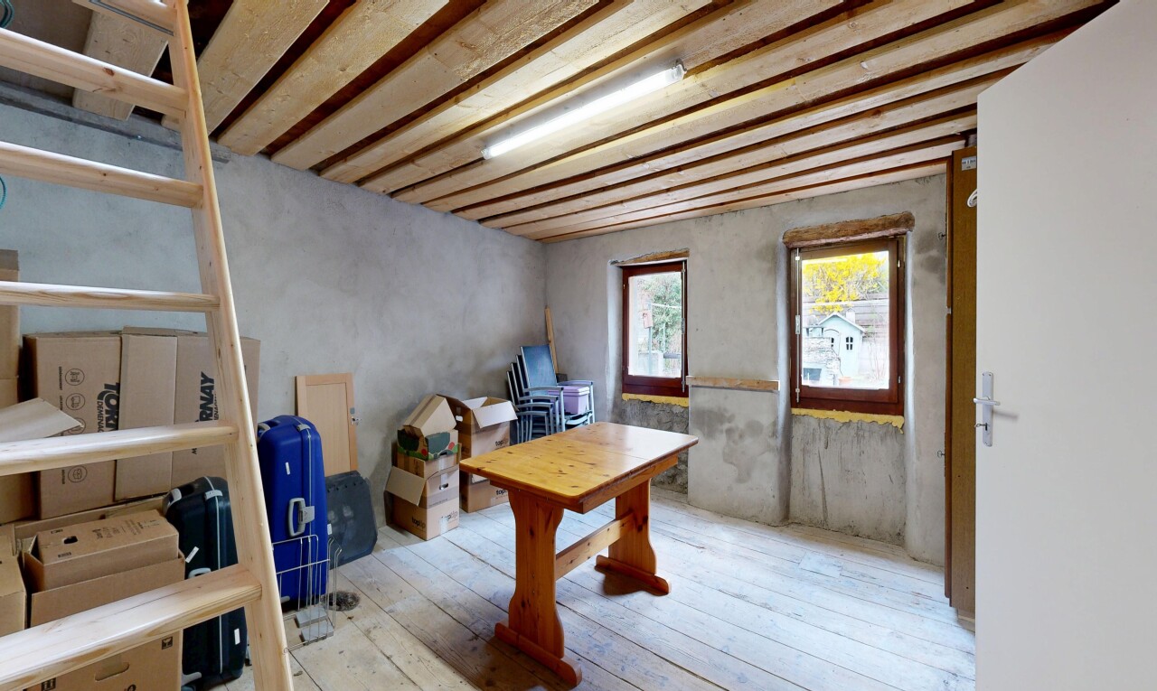 wohnzimmer mit wood finish floor, holzfußboden, hardwood floor, concrete wall, und betonmauer