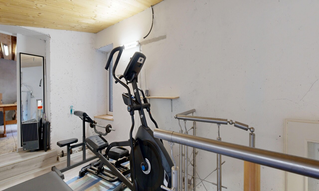 fitnessstudio mit inside property, holzdecke, und wood ceiling