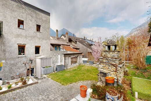 außenansicht mit from property, zaun, stuckverkleidung, rasen, und day time