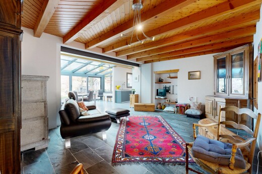 wohnzimmer mit inside property, gipskartonwand, drywall, balkendecke, und beamed ceiling