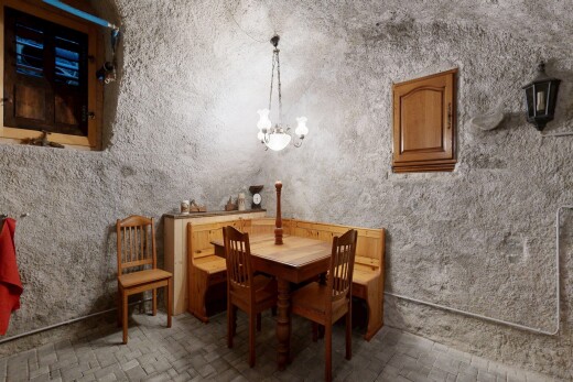 esszimmer mit bemerkenswerter kronleuchter und inside property