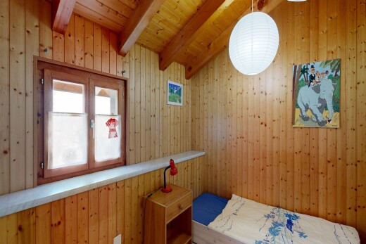 zimmer / schlafzimmer mit balkendecke, beamed ceiling, inside property, holzwand, und wood wall