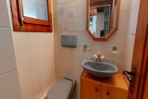 bad mit gäste-wc, spiegel, schminktisch, toilette, und tile wall