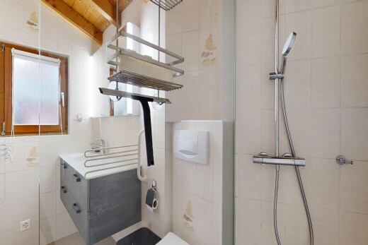 bad mit fliesenwand, tile wall, schminktisch, inside property, und komplettes badezimmer