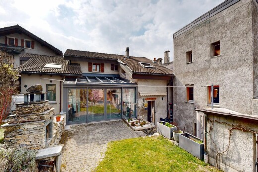 außenansicht mit property visible, stuckverkleidung, rasen, ziegeldach, und day time