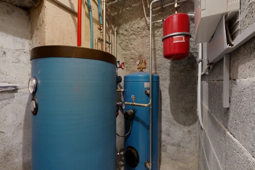 einzelheiten mit appliance, attic / basement / garage, wasser drucktank, wall / siding, und basement