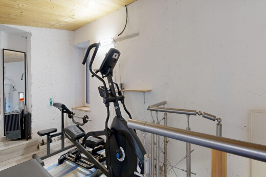 fitnessstudio mit inside property, holzdecke, und wood ceiling