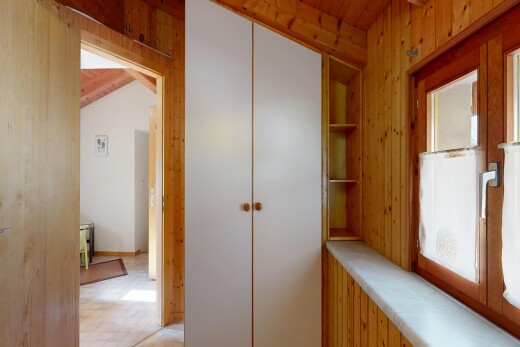 zimmer / schlafzimmer mit inside property, holzwand, wood wall, holzdecke, und wood ceiling