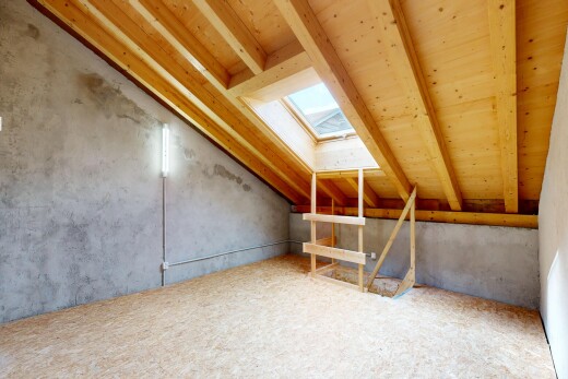 leerer raum mit low ceiling, niedrige decke, dachfenster, concrete wall, und betonmauer