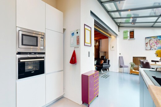 küche mit ofen, gipskartonwand, drywall, inside property, und mikrowelle