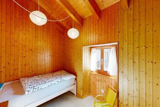 zimmer / schlafzimmer mit balkendecke, beamed ceiling, natürliches licht, natural light, und holzwand