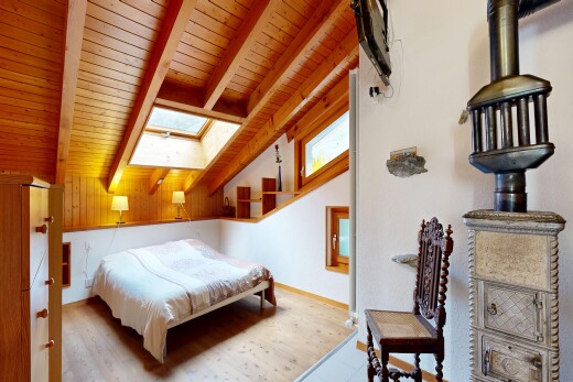 zimmer / schlafzimmer mit balkendecke, beamed ceiling, dachfenster, inside property, und dachschräge